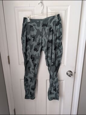 Mountain Hardwear Green & Black Camo Pants